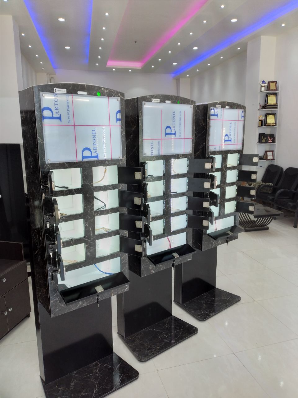  - شارژر موبایل اماکن عمومی ایستاده قفل دار - شارژر وایرلس  ایستاده قفل دار - شارژر بی سیم  ایستاده قفل دار – ایستگاه شارژ  ایستاده قفل دار - شارژرهای فست  ایستاده قفل دار - شارژر ایستاده قفل دار – استند موبایل  ایستاده قفل دار – استند عمومی موبایل  ایستاده قفل دار – شارژر عمومی  ایستاده قفل دار – تابلو اعلانات – تابلو اطلاعات هوشمند – شارژر چندتایی – تابلو اطلاع رسانی 